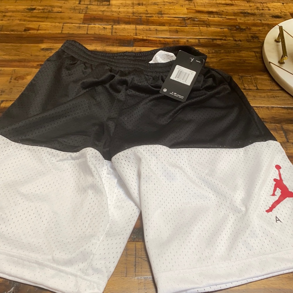 Do large Jordan air boys shorts